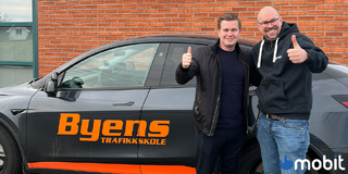 Fra venstre, daglig leder Henrik Svindal hos Byens Trafikkskole og Jesper Øien fra Mobit Sandefjord og Tønsberg.